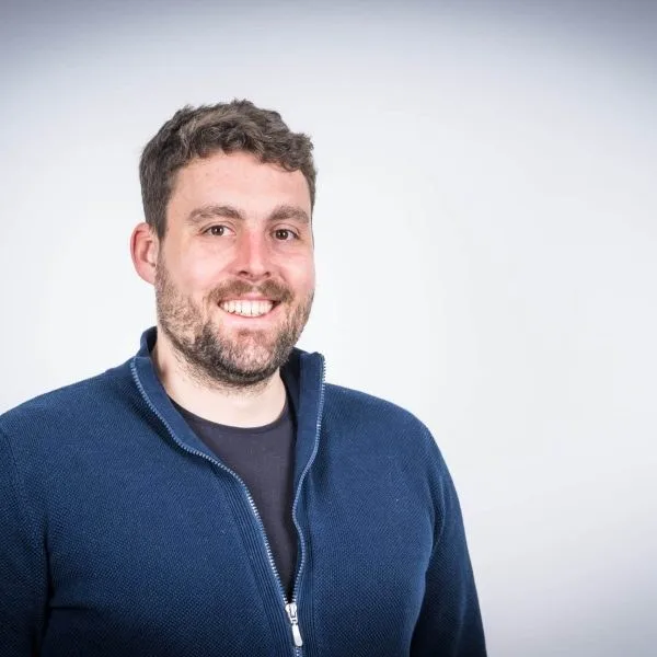 Lukas Wickenhauser, Geschäftsführer, im blauen Pullover