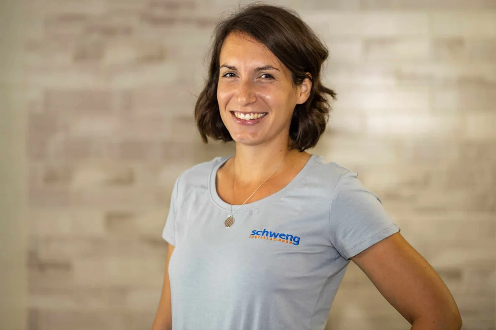 Tamara Wickenhauser im grauen Shirt mit Schweng-Logo